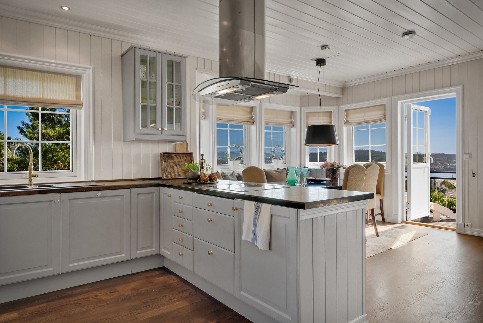 - Kjøkkenøyen gir ekstra arbeidsplass og fungerer som et sosialt midtpunkt i rommet - Galleribilde