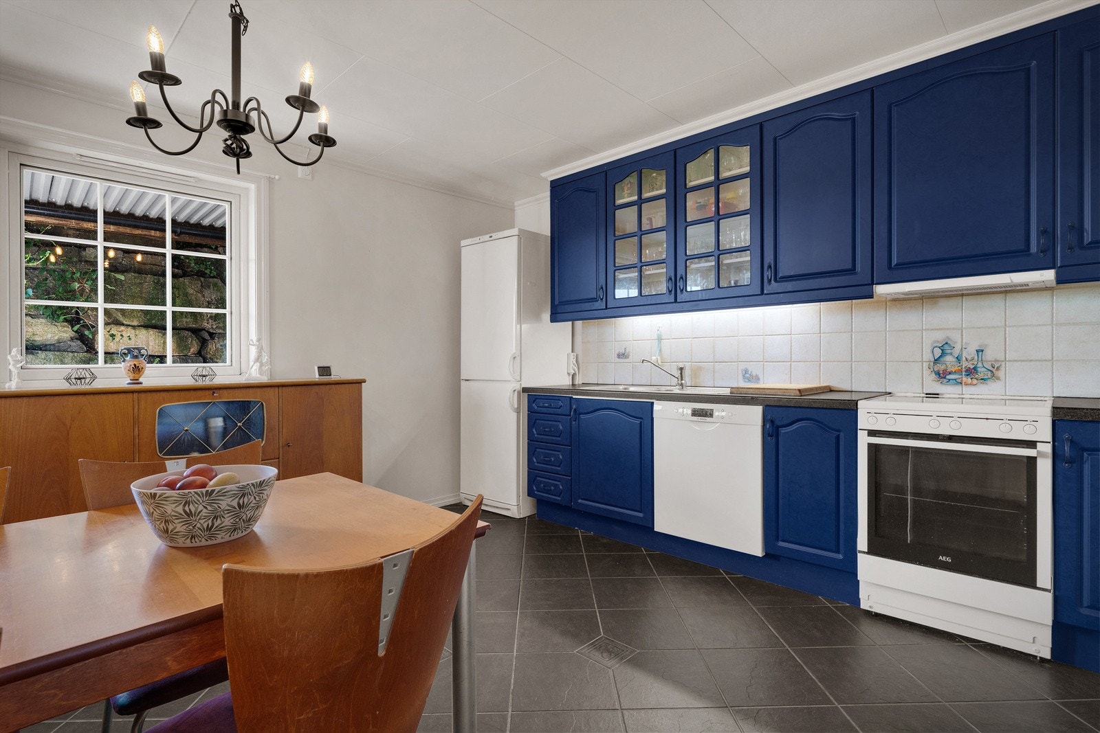 - Kjøkken målt til 16,2 kvm og inneholder opplegg for oppvaskmaskin - Galleribilde