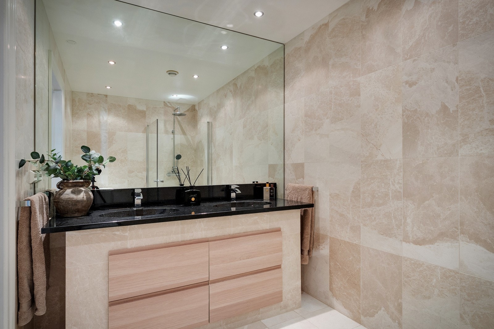 - Badet inneholder: toalett, dobbel helstøpt servant, skuffer under servant med slette fronter og dusjdører i klart glass - Galleribilde