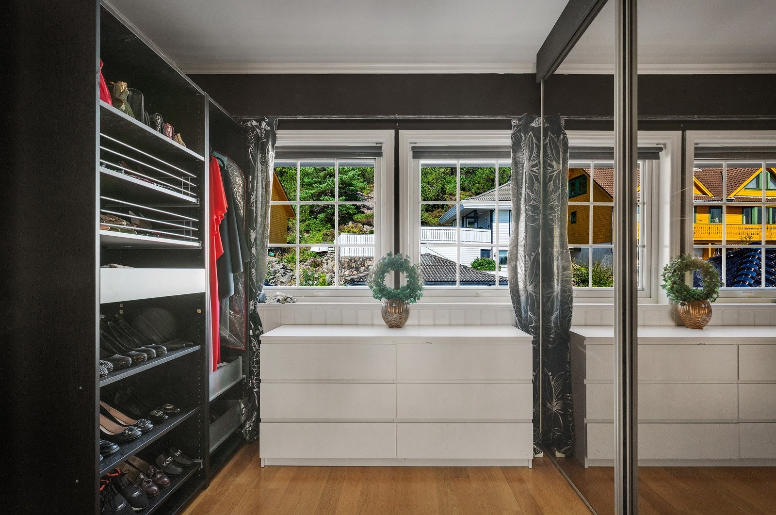 - Drømmegarderobe med massevis av plass - Galleribilde