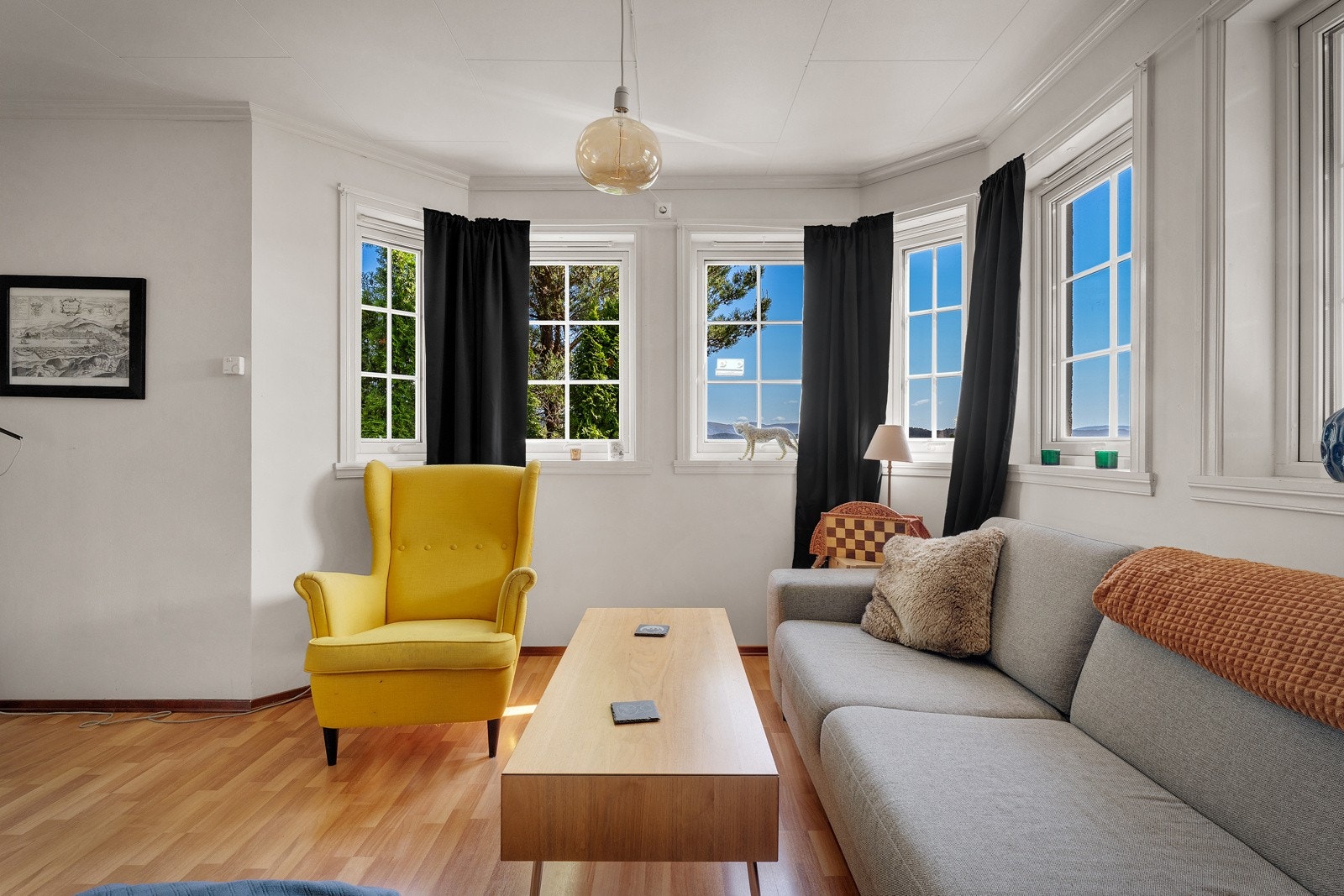 - Stuen er av god størrelse og målt til 27,9 kvm - Galleribilde