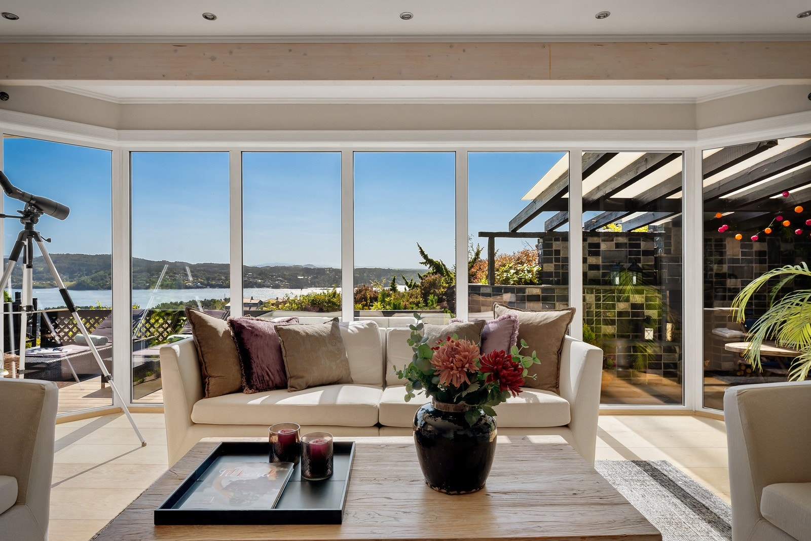 - Lys og luftig atmosfære med store vindusflater og åpen romfølelse - Galleribilde