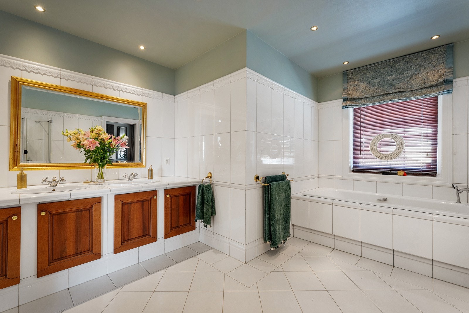 - Badet er av god størrelse og målt til 12,2 kvm - Galleribilde