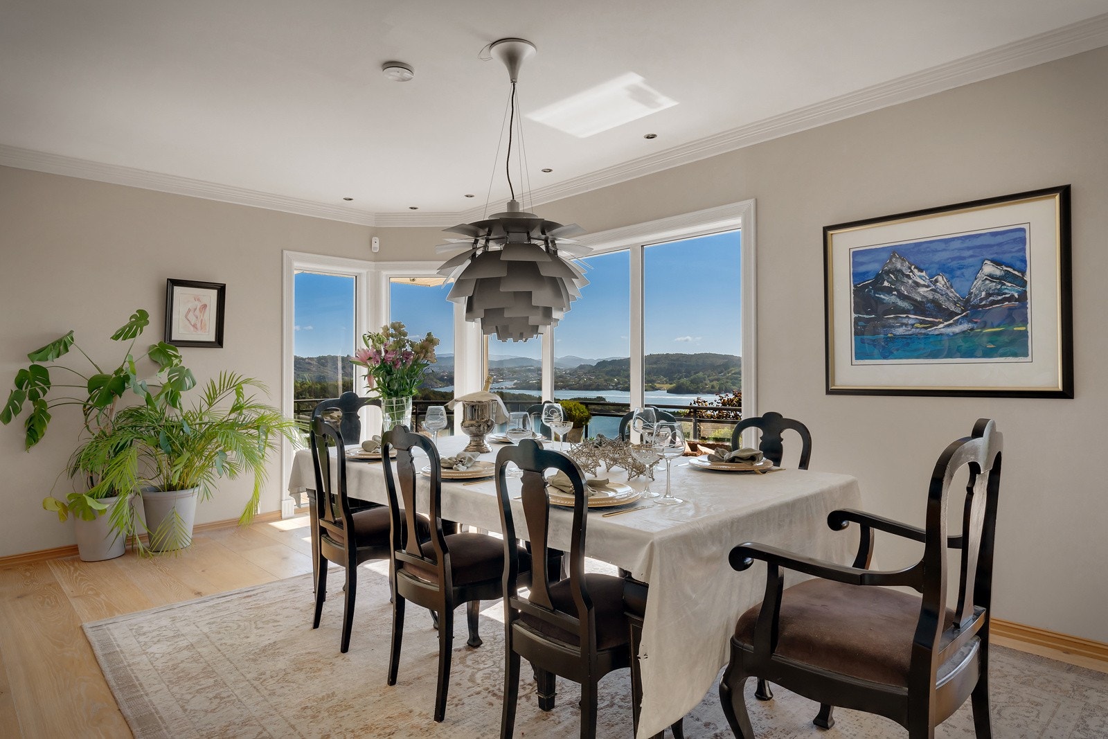 - Spisestuen er naturlig plassert i forlengelsen av stuen, med flott utsikt og god plass til langbord - Galleribilde