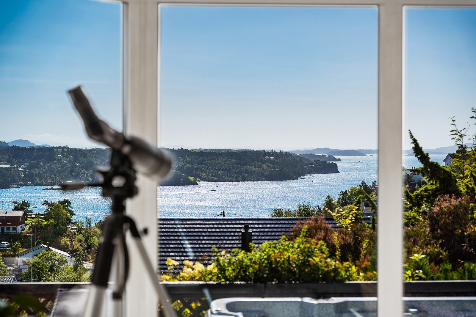 - Stuen byr på en helt spektakulær utsikt mot fjorden - like vakker sommer som vinter - Galleribilde