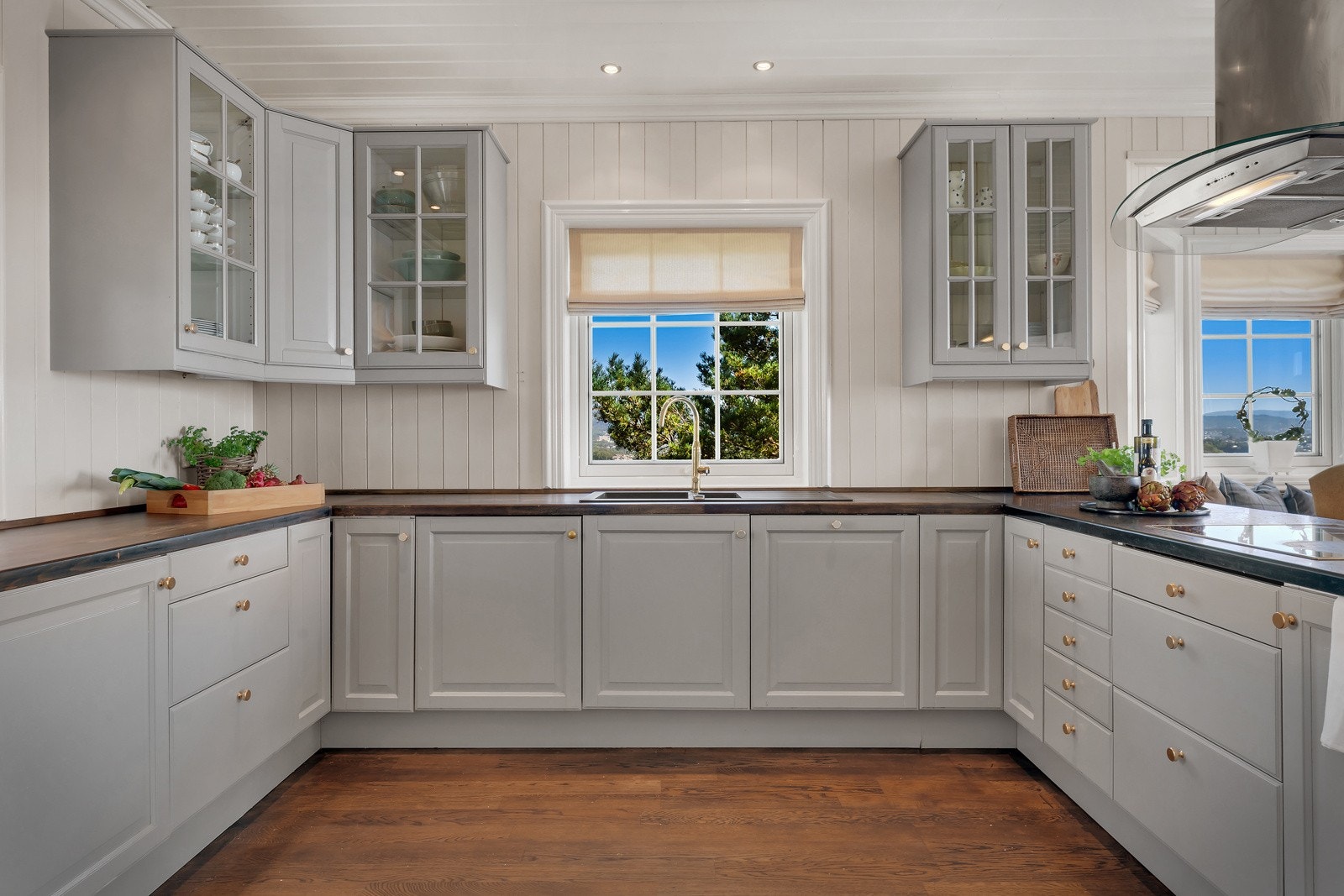 - Kjøkkenet har god skap - og benkeplass - Galleribilde