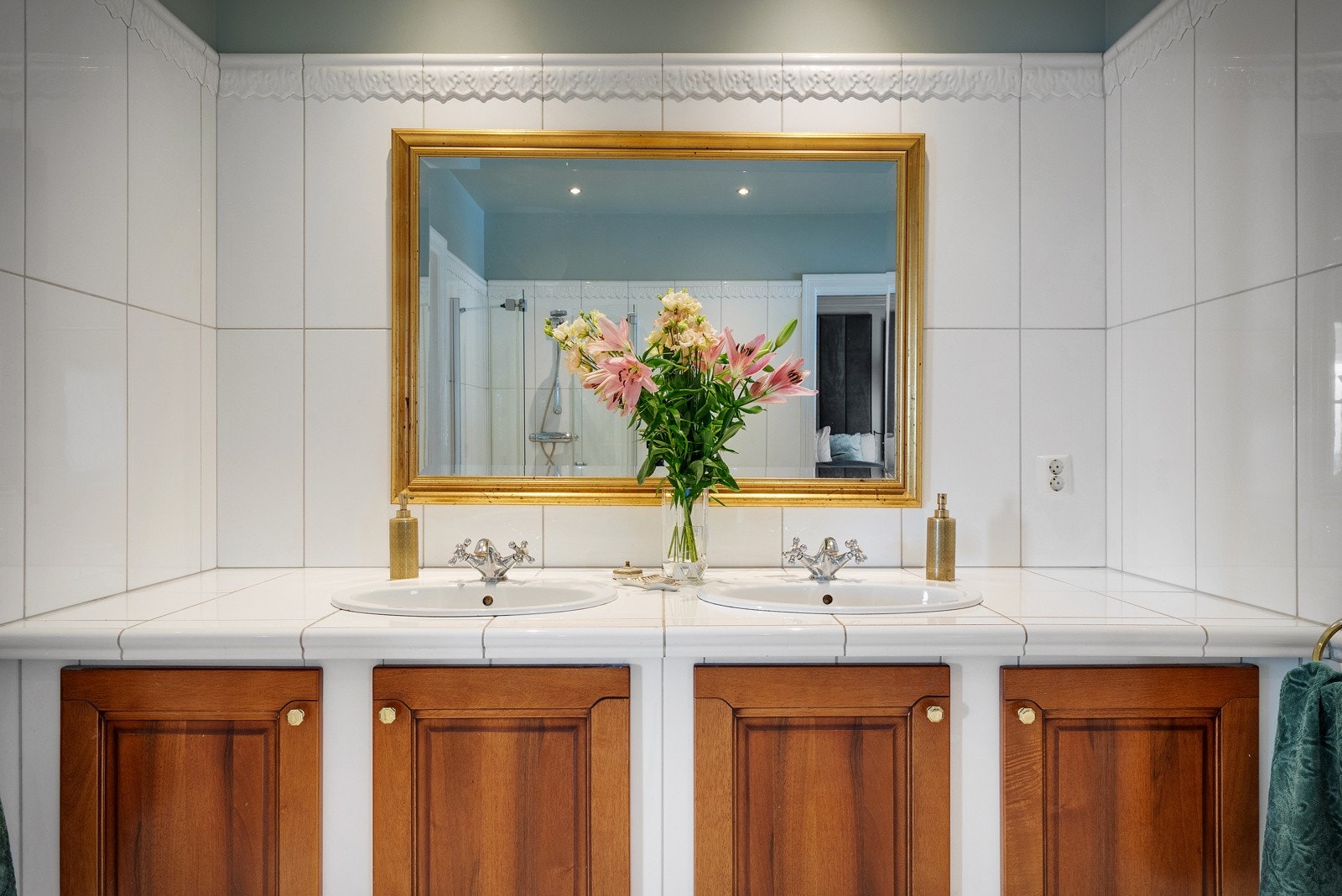 - Baderommet inneholder: toalett, 2 stk. helstøpte servanter, skap med profilerte fronter, dusjdør og innfliset badekar - Galleribilde