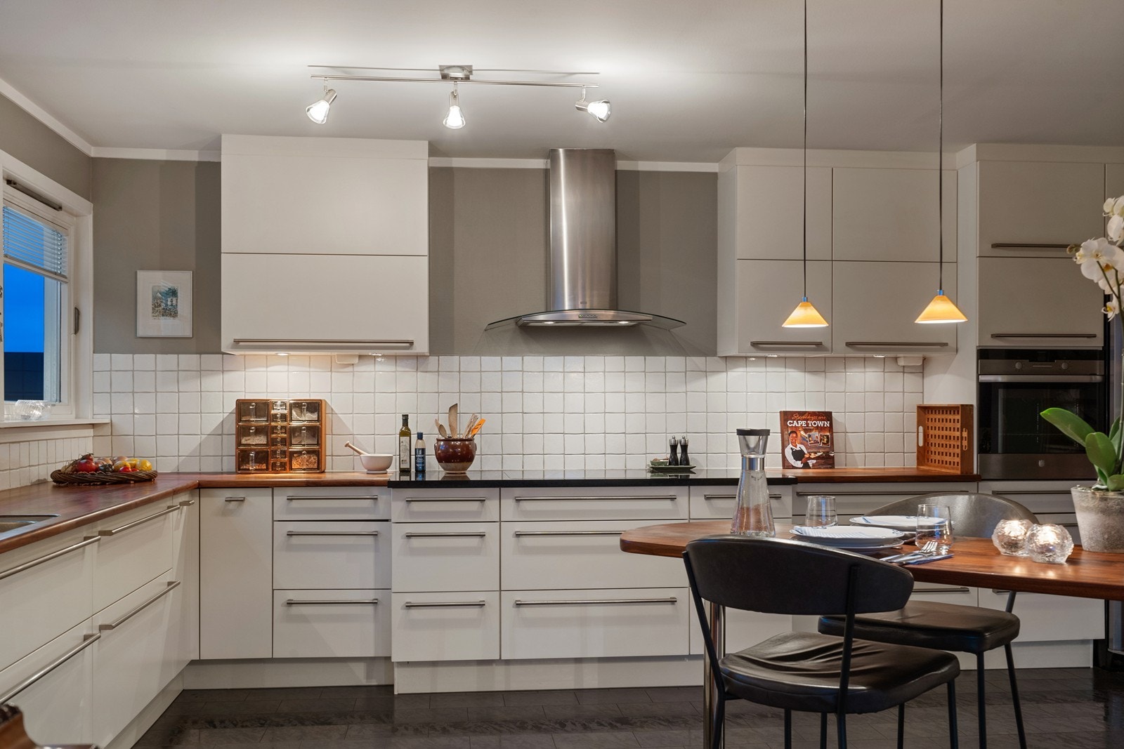 Kjøkkeninnredning fra 2008 med integrert stekeovn, induksjonstopp, vinskap og oppvaskmaskin. Galleribilde