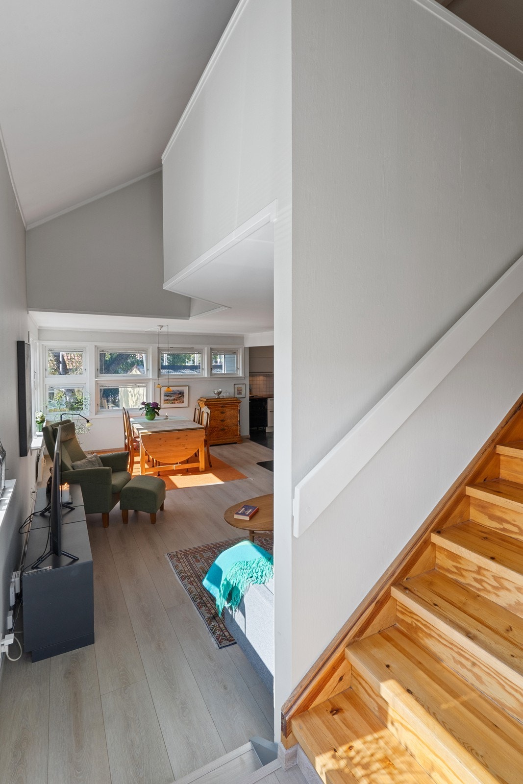 Det er adkomst til loftetasjen fra stuen. Galleribilde
