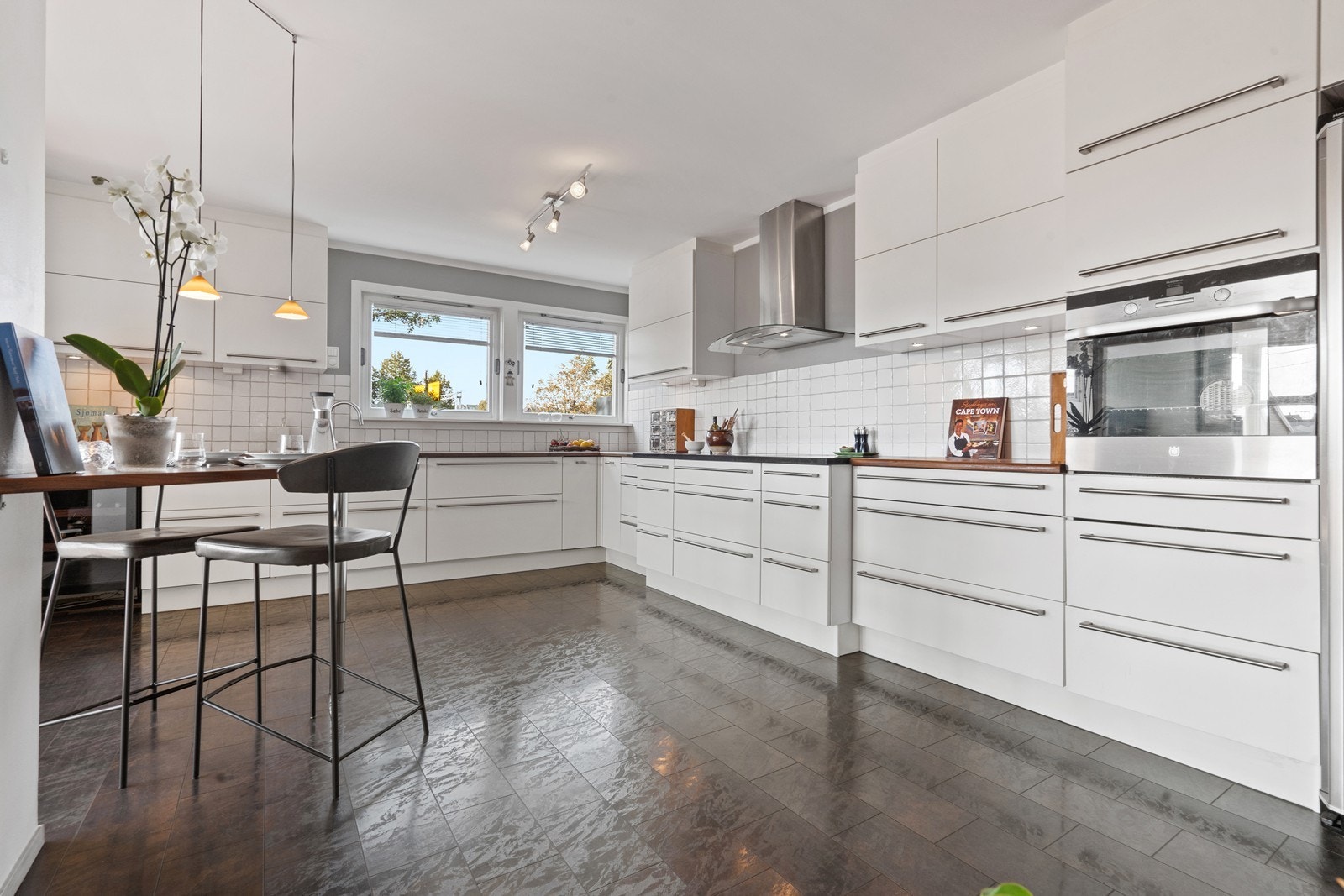 Her er det godt med skap- og benkeplass. Det er også etablert hyggelig spiseplass på kjøkkenet. Galleribilde