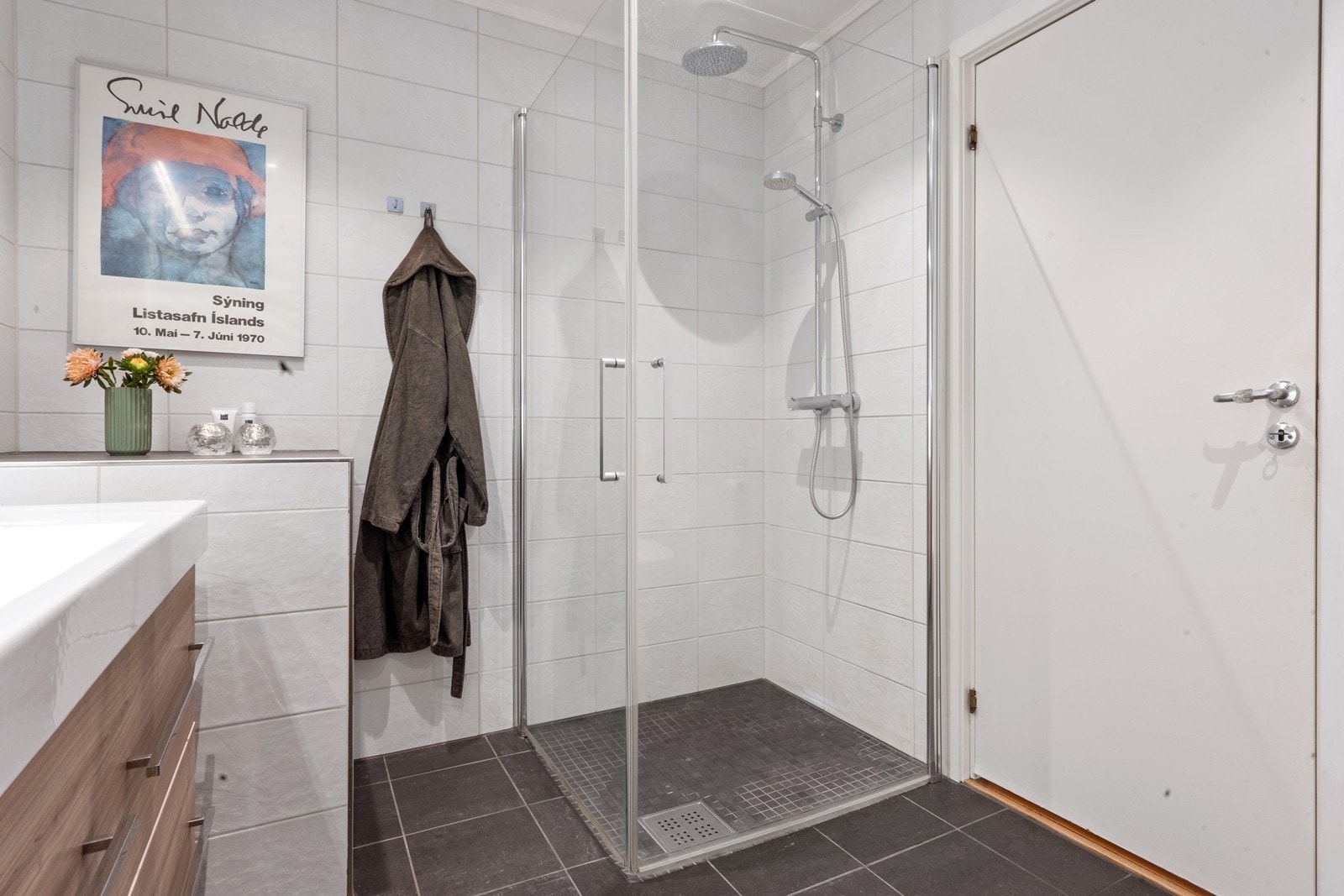 Dusjsonen har svingbare dusjdører. Galleribilde