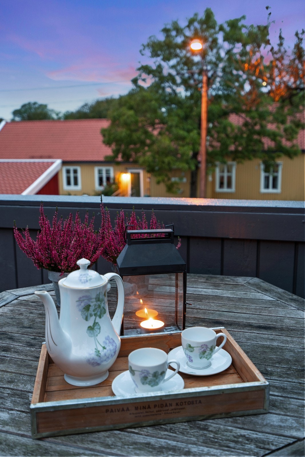 Det er sjarmerende utsyn fra altanen/takterrassen. Galleribilde