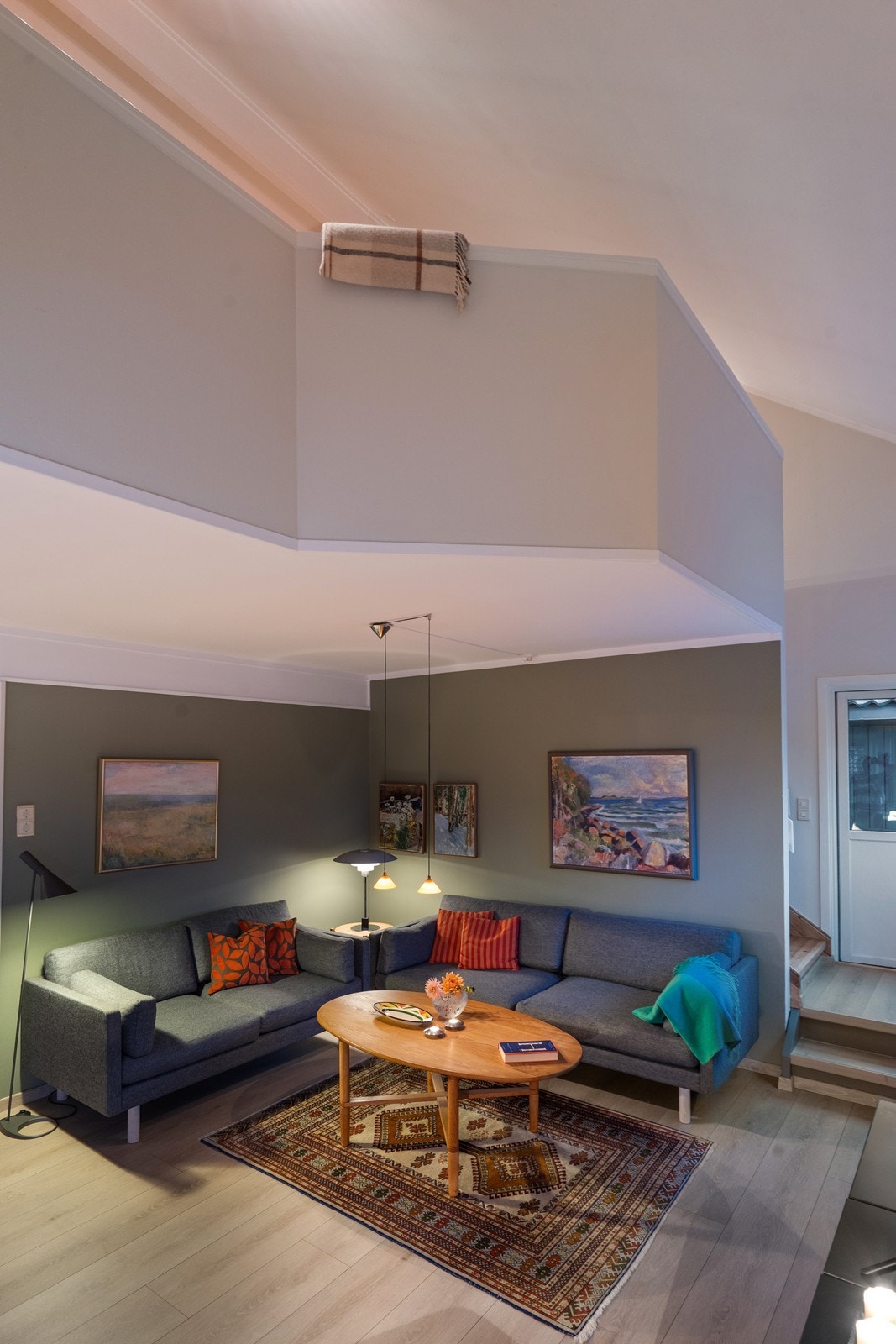 Særegen løsning med ulik takhøyde i stue da det er åpent opp med "galleri" i loftetasje. Galleribilde