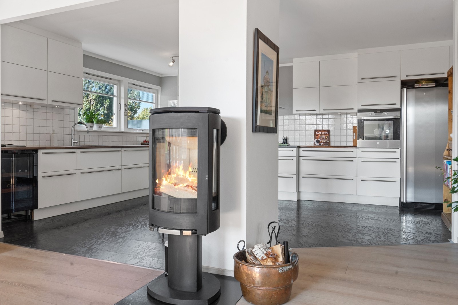 Det er moderne peisovn ved spisestuen. Galleribilde
