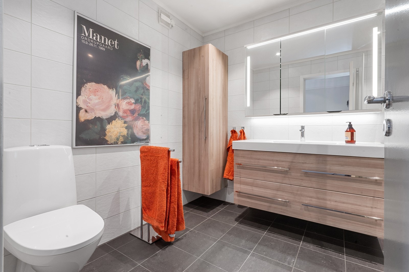 Fin detalj med lys i speil. Det er godt med oppbevaringsplass på badet. Galleribilde