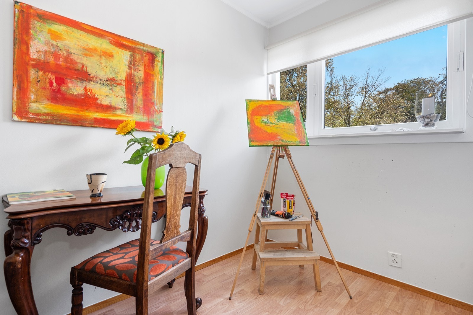 Fin detalj med vinduskarm for nips og planter. Galleribilde