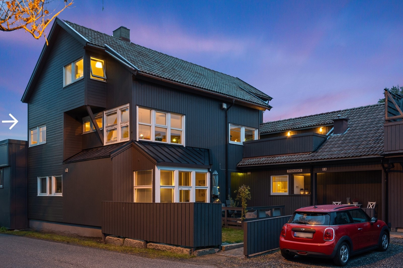 Velkommen til Sykehusgata 11 A - En særegen og unik eierseksjon over to plan med spennende løsninger og moderne uttrykk - bo midt imellom fjord og by! Galleribilde