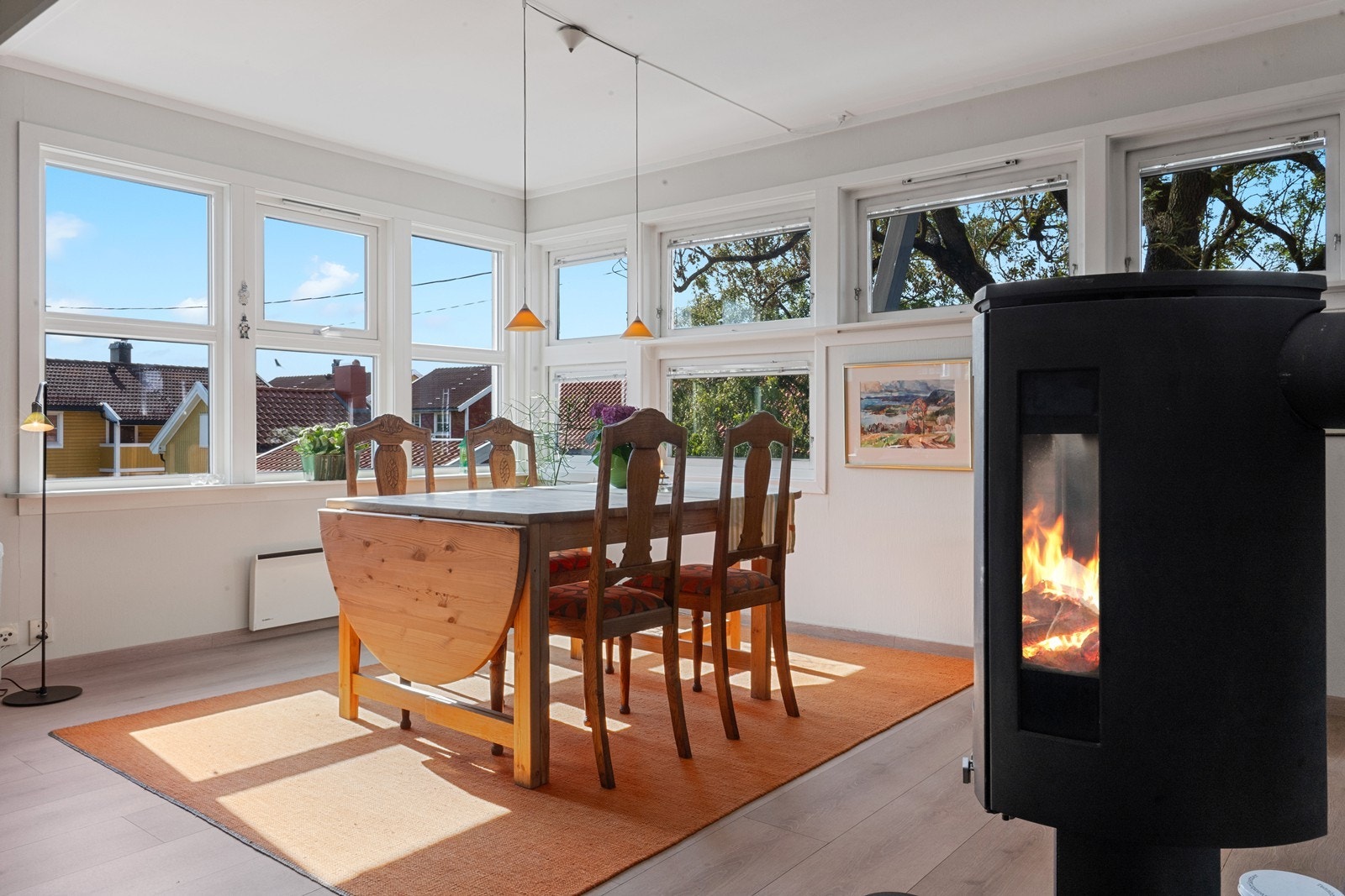 Boligen har et spennende og moderne uttrykk med flere fine vindusflater. Galleribilde