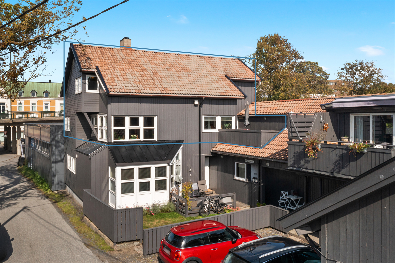 Boligen har egen adkomst fra 1. etasje, men går over 2. etasje og loftetasje som illustrert i bilde, i tillegg har man utgang til altan/takterrasse. Det gjøres oppmerksom på at markeringen er retningsgivende og at avvik må påberegnes. Galleribilde