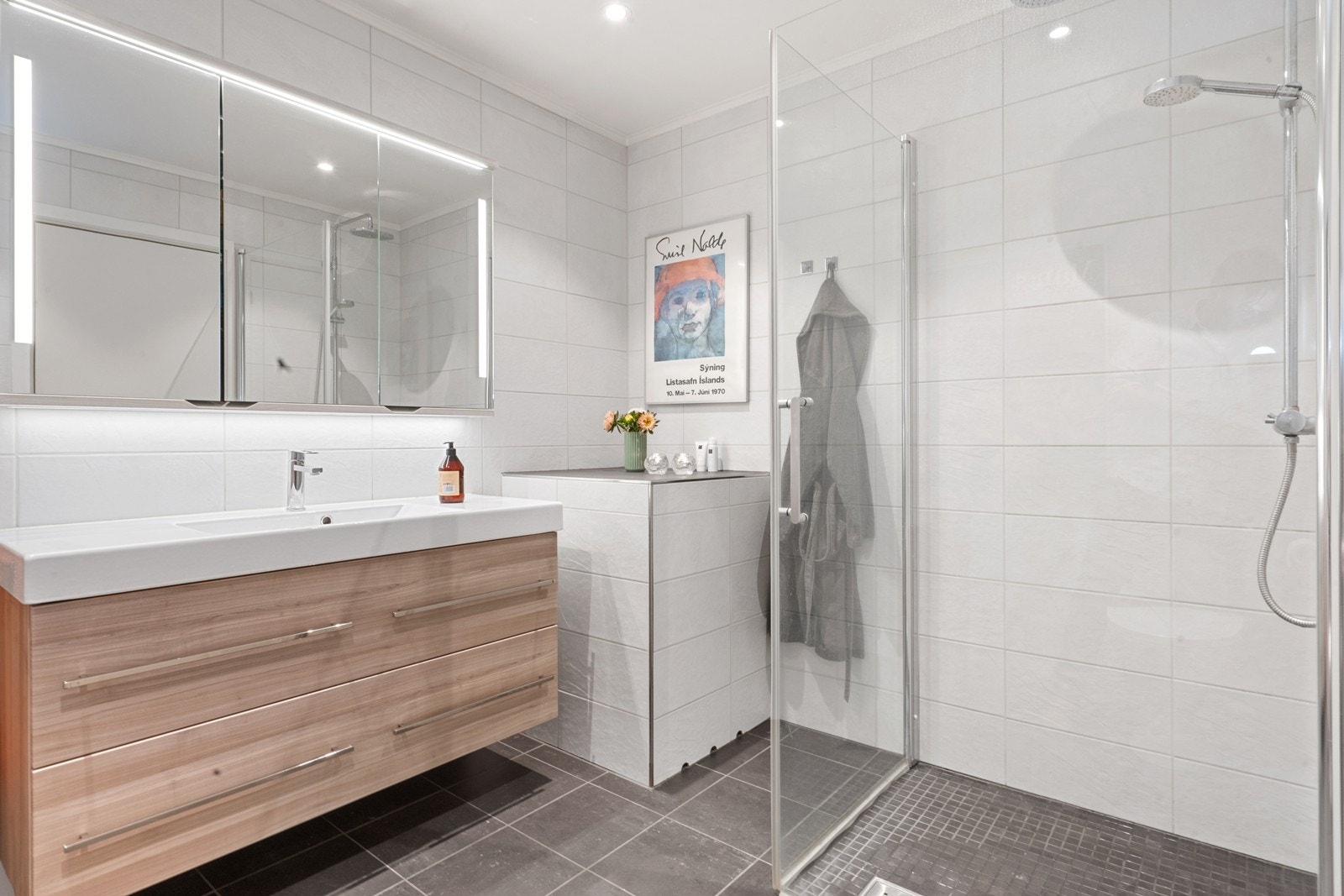 Delikat flislagt bad i 2. etasje med varme i gulv Galleribilde