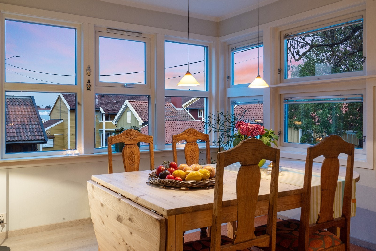 Spisestuen har plass til stort spisebord - Her har man mye naturlig dagslys fra flere vinduer. Galleribilde