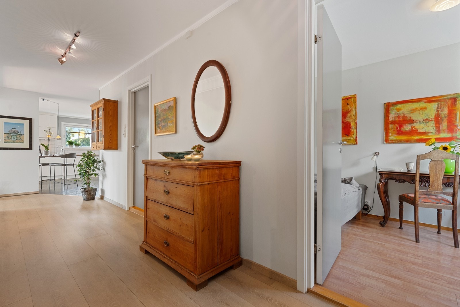 Det er ett soverom i 2. etasje med adkomst fra gangen. Galleribilde