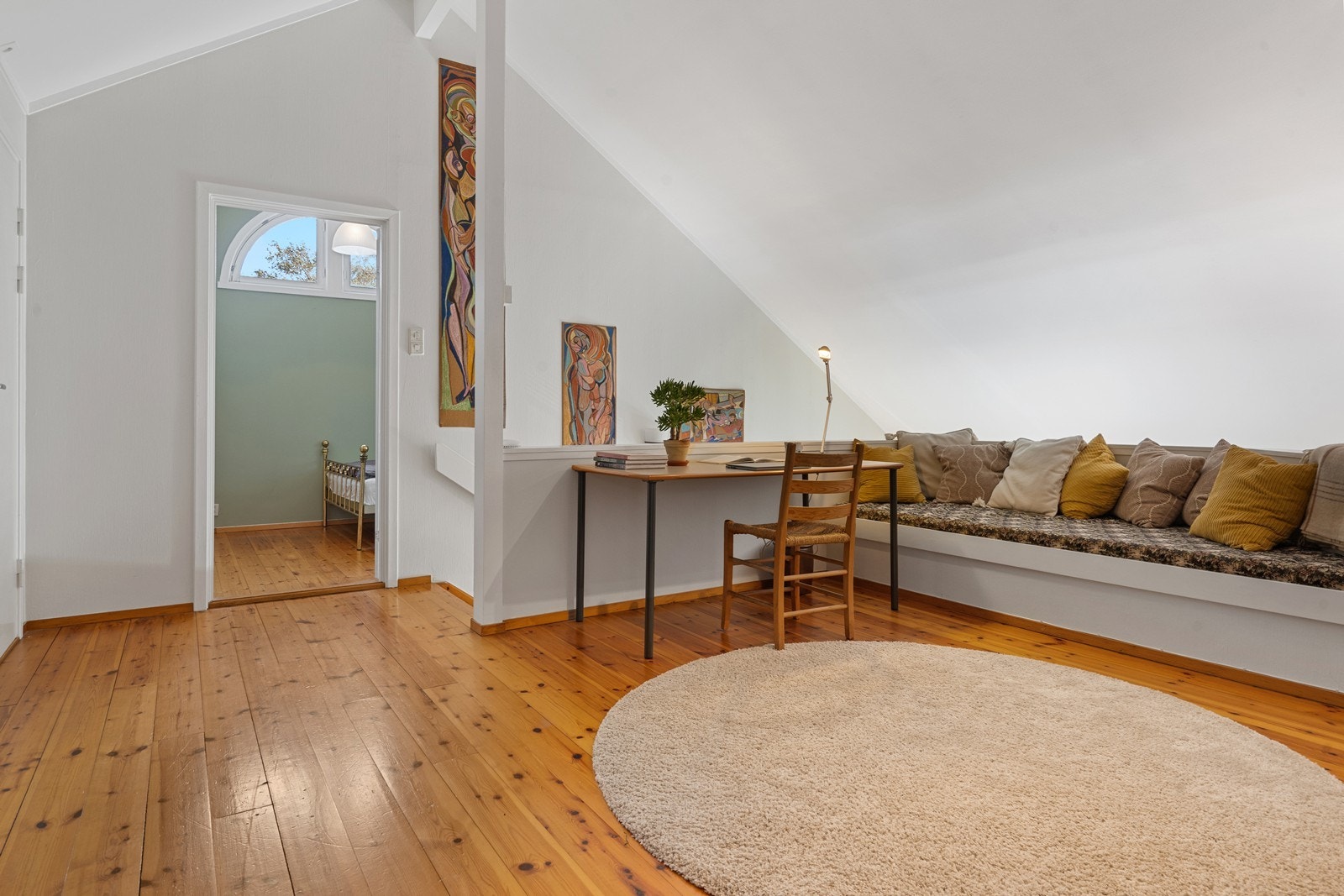 Gode innredningsmuligheter i stuen i loftetasjen. Galleribilde