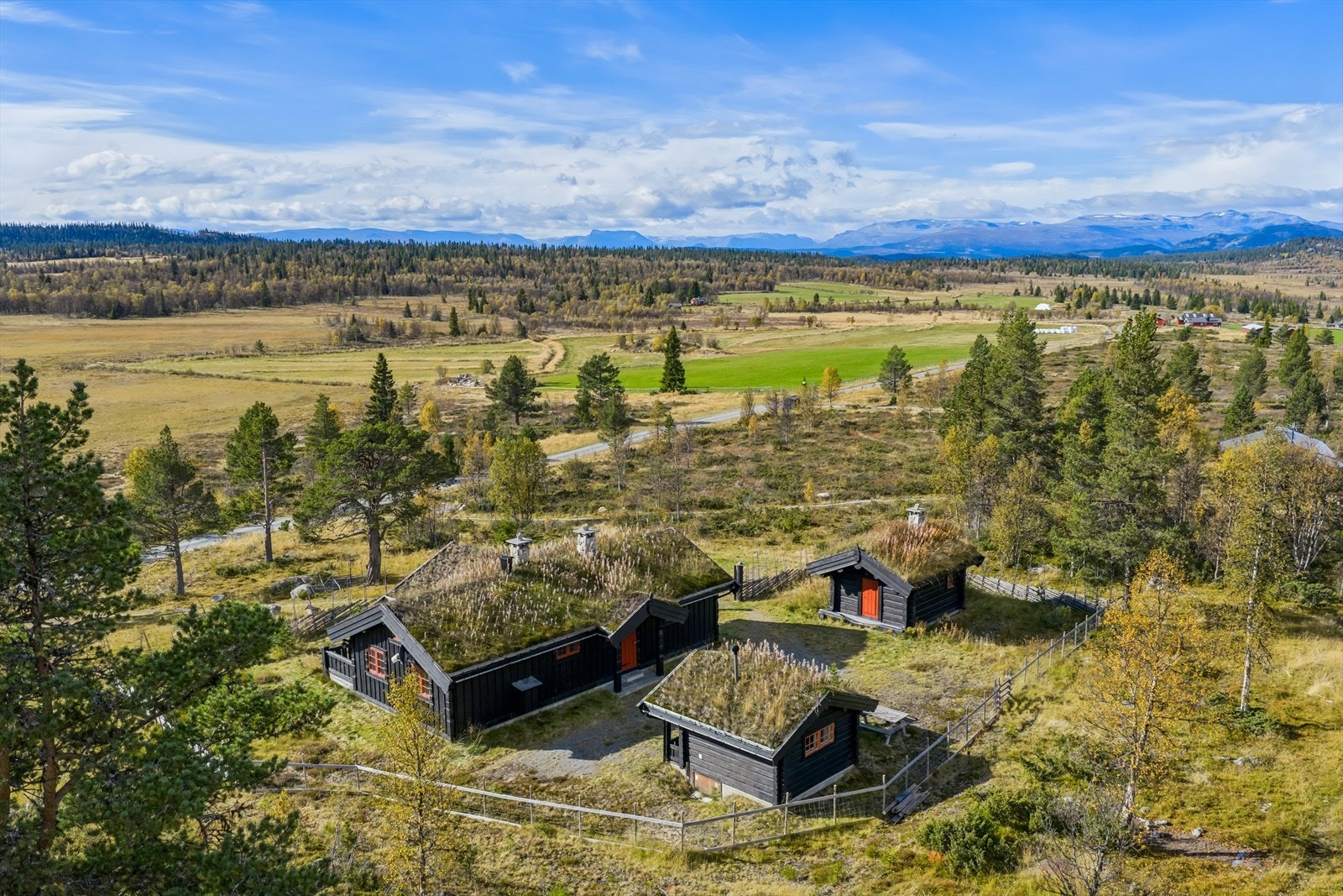 Eiendommen består av en usjenert selveiertomt, bebygd med hytte, anneks og uthus - alt med torvtak og flotte detaljer som gir et ekte fjellpreg. Galleribilde