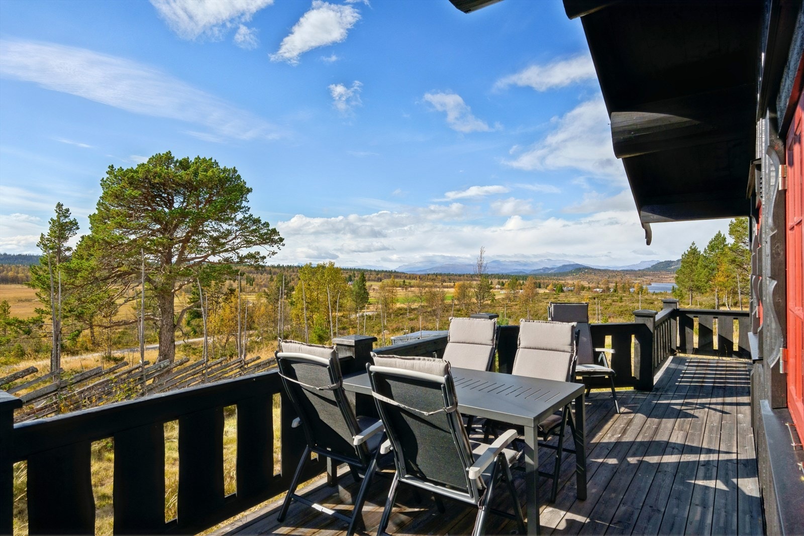 På hyttas terrasse kan du nyte solfylte dager og den fine utsikten utover området. Galleribilde