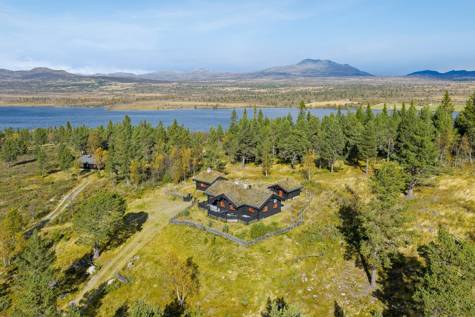 Hyttetunet ligger på en åpen og solrik tomt i nærheten av vannet Yddin og fjellene Skaget og Gravfjell. Galleribilde