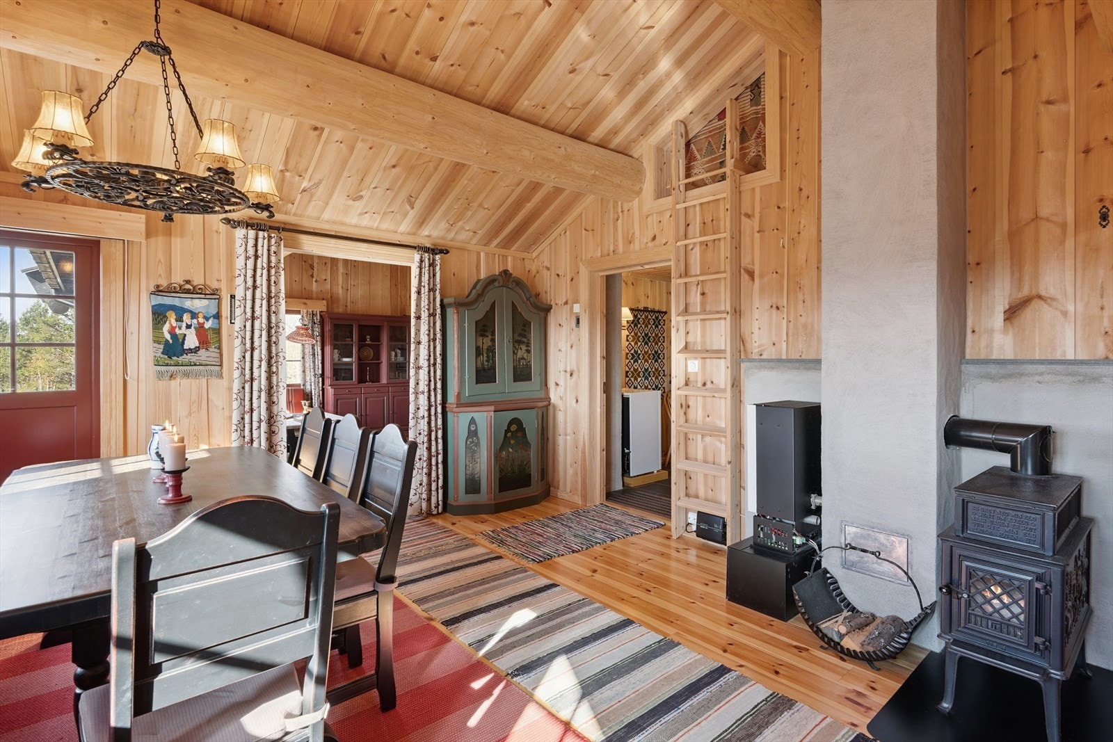 En vedovn bidrar til ekstra varme på kalde dager, i tillegg til oppvarming via peis og Ring hytta varm -løsningen. Galleribilde