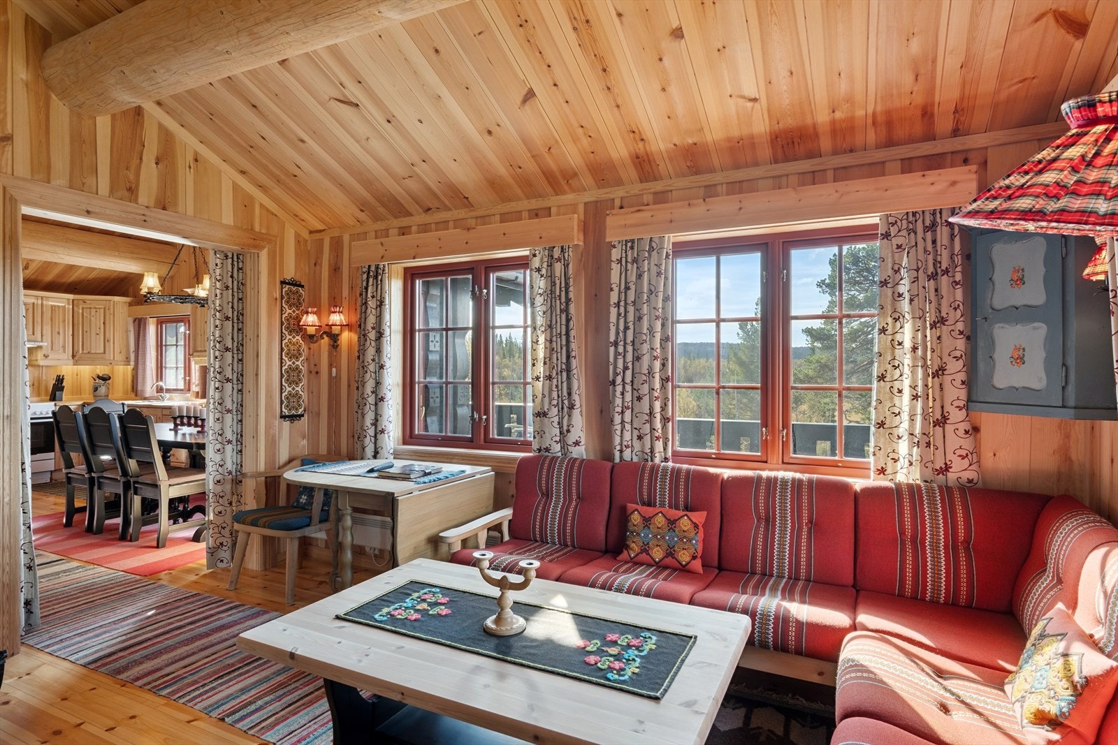 I den romslige stua er det enkelt å legge til rette for to sittegrupper, slik at du får flere sosiale soner i samme rom. Galleribilde