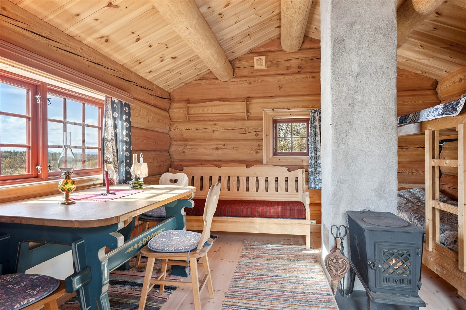 Annekset er innredet med fire sengeplasser, sittebenk og spisebord - ideelt for gjester som ønsker litt privatliv. Det har innlagt strøm og vedovn som gir både varme og hyggelig stemning. Galleribilde