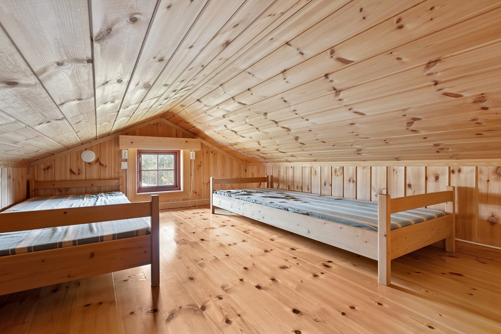 Fra spisestua er det trapp opp til romslig hems som gir gode muligheter for oppbevaring samt for ekstra soveplasser. Hemsen er ikke godkjent til oppholdsrom grunnet lav takhøyde. Galleribilde