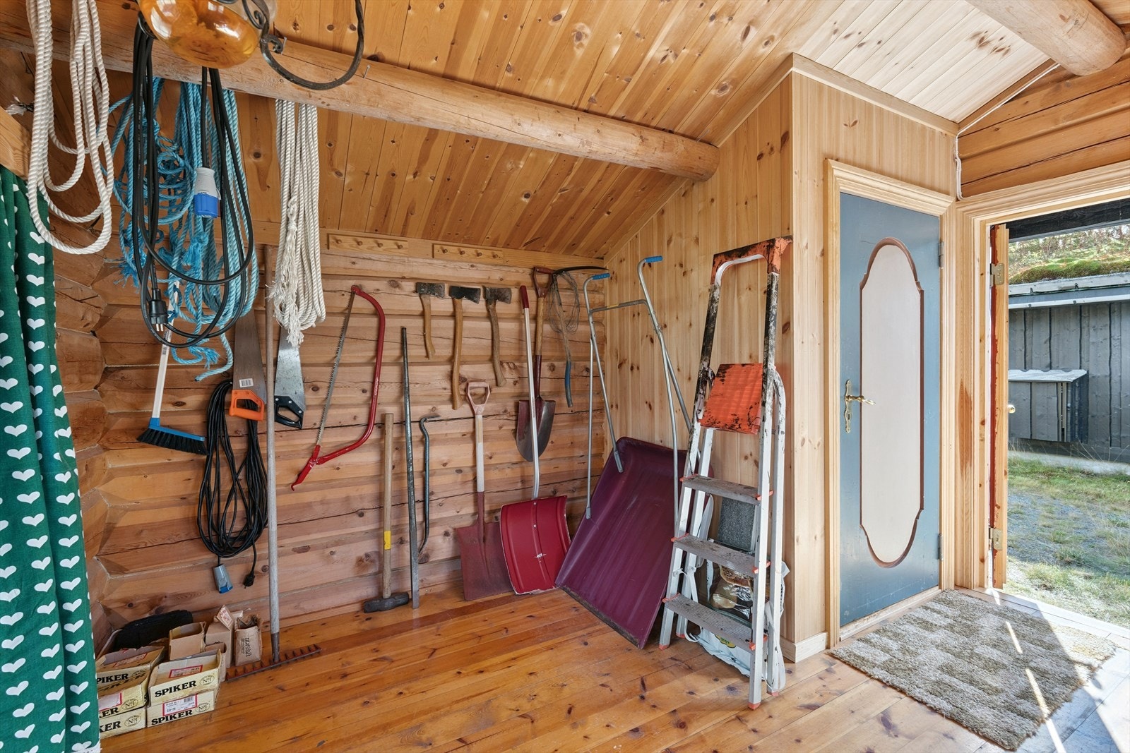 I hjørnet på boden er det oppdelt og innredet en utedo. Galleribilde