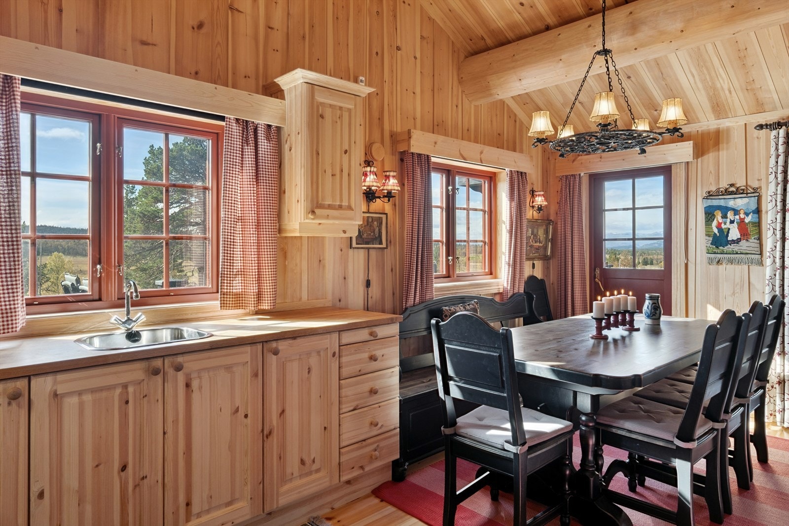 Herfra er det direkte utgang til en solrik terrasse, hvor du kan nyte frisk fjelluft og hyggelige måltider utendørs. Galleribilde