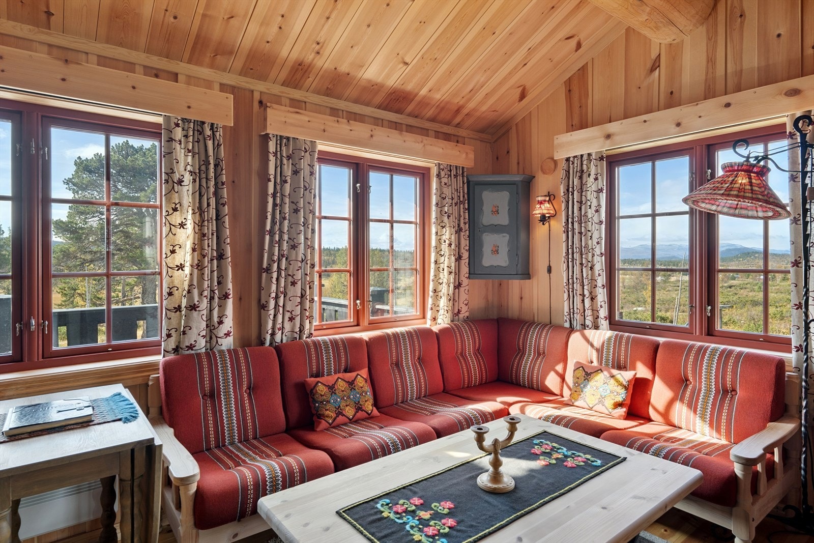 De mange vinduene slipper inn rikelig med lys, samtidig som de rammer inn utsikten mot naturen utenfor. Galleribilde