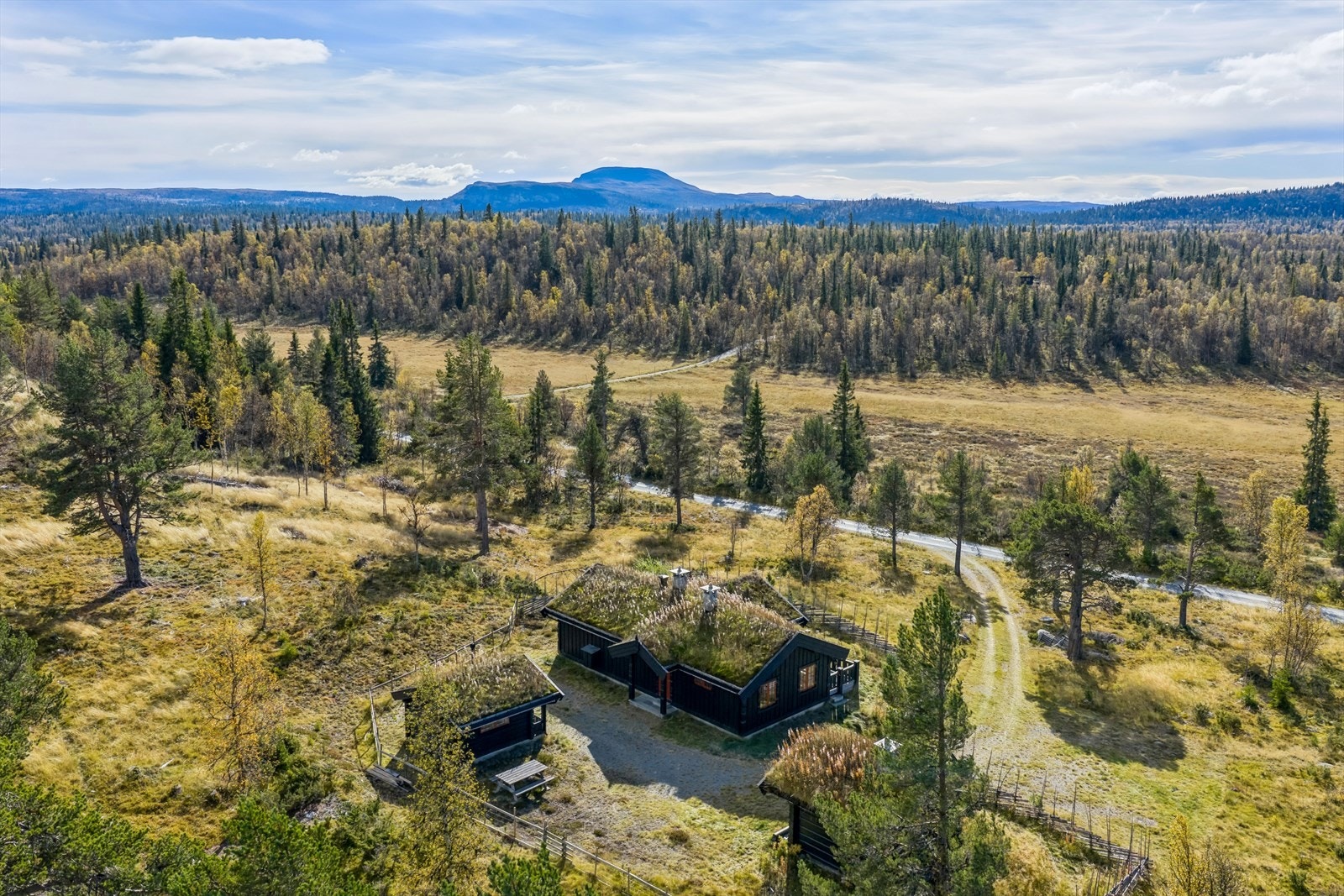 Selger fremhever spesielt stillheten, naturen, den flotte utsikten, nærheten til skiløyper og turterreng, samt den gode kombinasjonen av komfort, tilgjengelighet og trygghet. Galleribilde