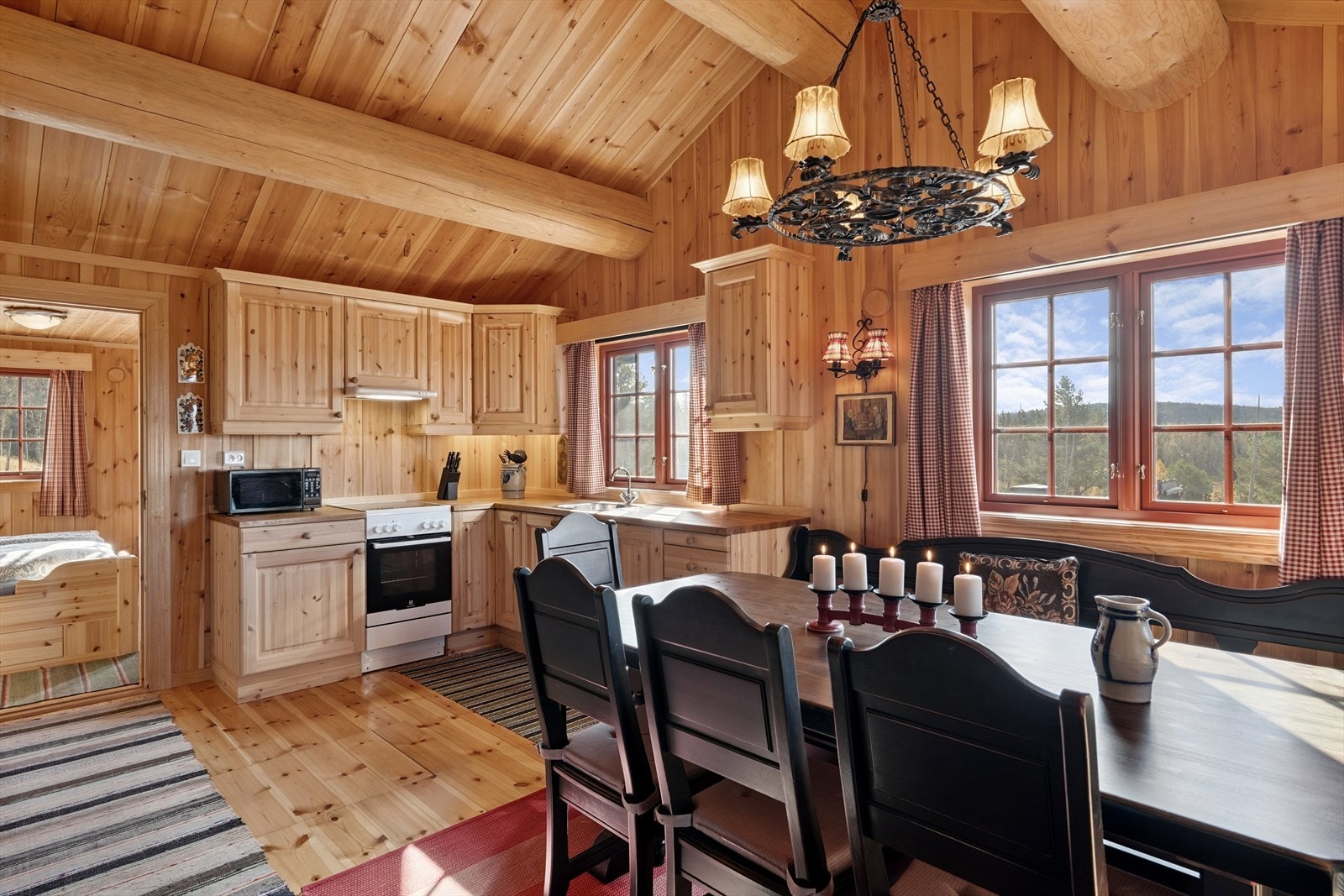 I tilknytning til stua finner du spisestue og det innbydende kjøkkenet. Galleribilde