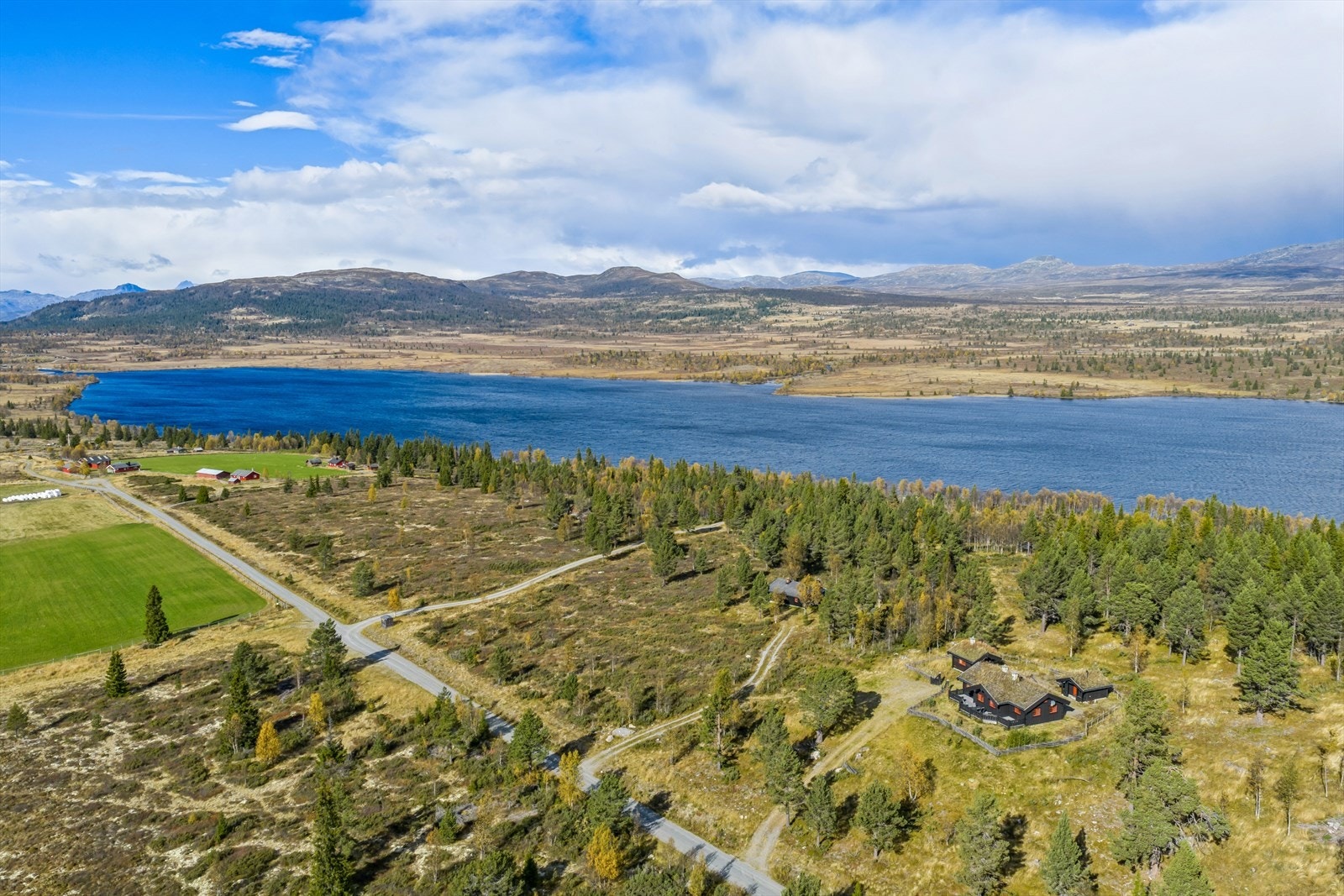 Med hytte på Yddestølen kan du glede deg til et flott turterreng rett utenfor hyttedøra. Her kan du gå turer i urørt terreng, plukke bær og sopp, sykle på fine stølsveier, og gjerne bade i vannet Yddin. Galleribilde