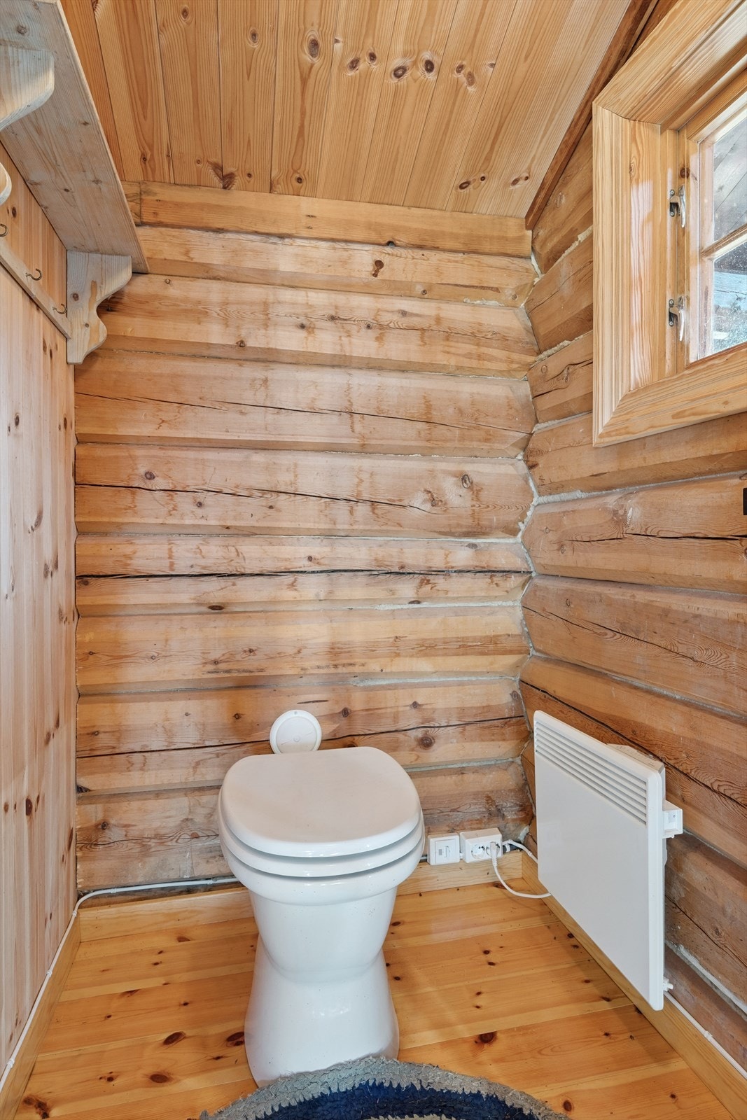 Moderne utedo med tett tank, varmekabel og elektrisk vifte. Galleribilde