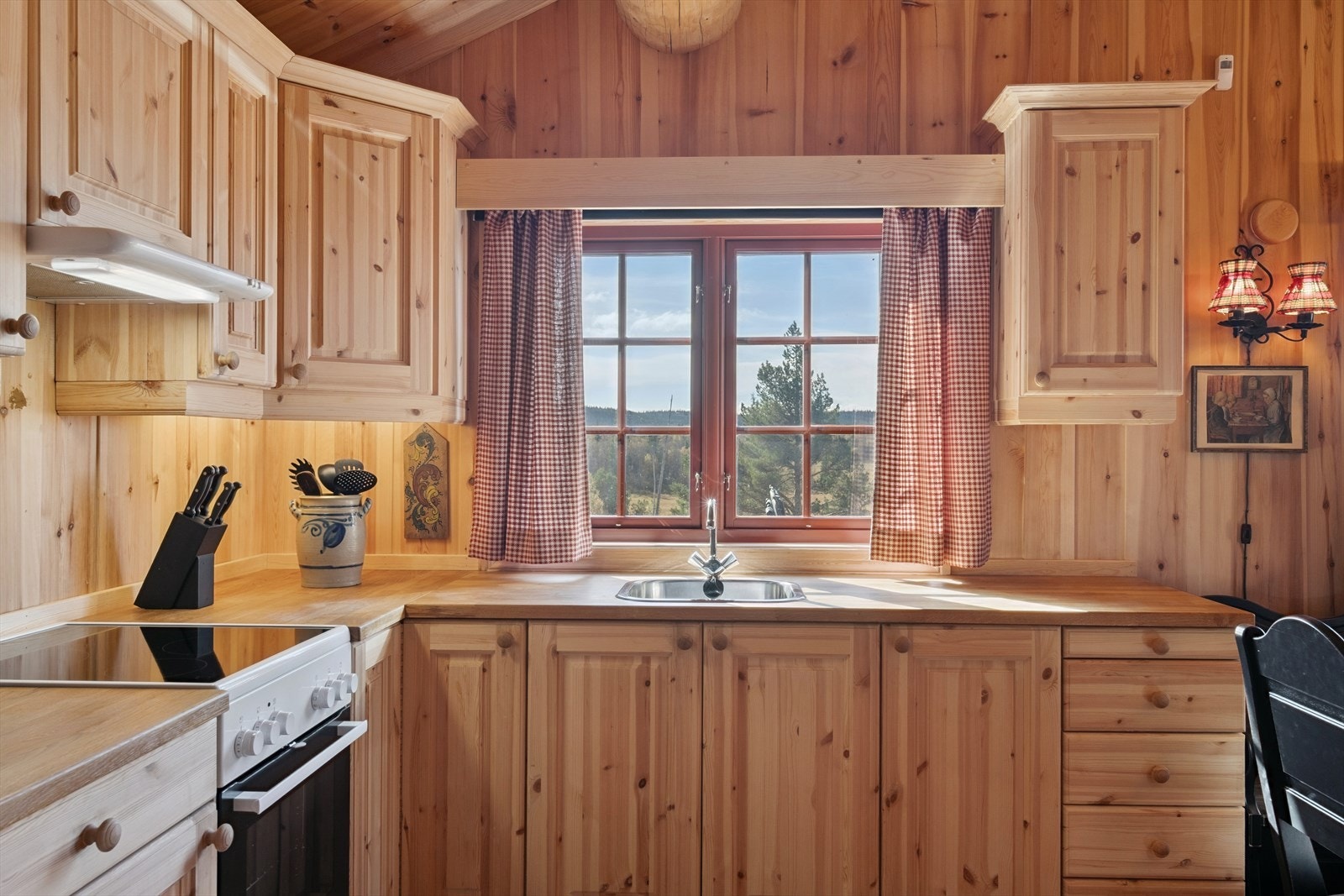 Kjøkkenet har heltre innredning med profilerte fronter, heltre benkeplate med oppvaskkum og god arbeidsplass. Galleribilde