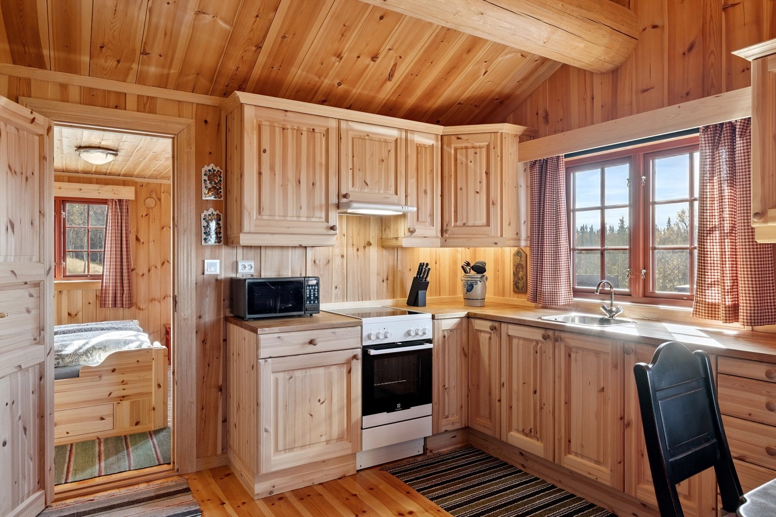 Frittstående komfyr er plassert i innredningen, mens selger har valgt å montere kjøleskap i gangen. Galleribilde