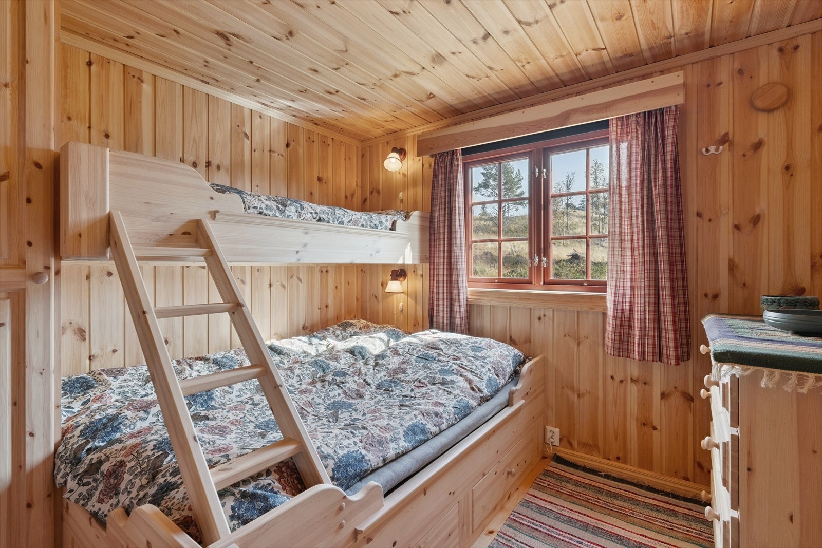 Det andre rommet er innredet med en praktisk familiekøye og en køyeseng for to. Galleribilde