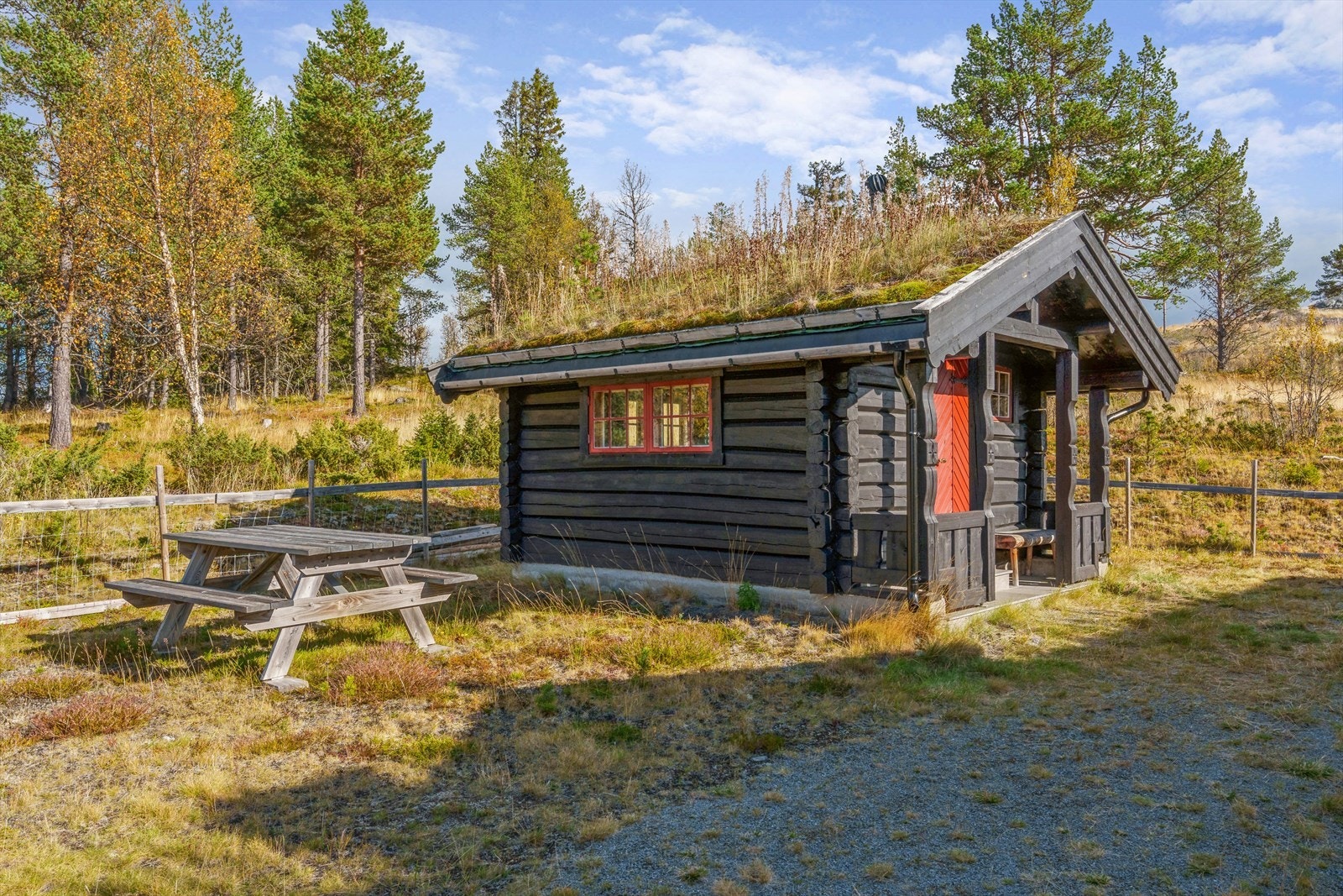 Tømra uthus i samme fine stilen som annekset. Galleribilde