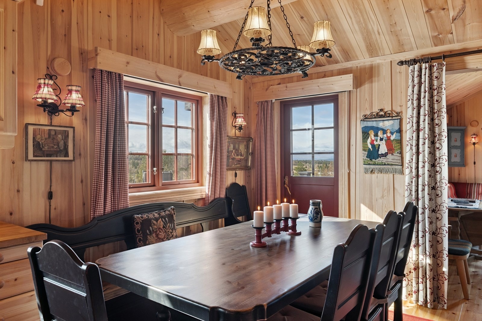 Spisestua har plass til stort bord der venner og familie kan samles til måltider og hyggestunder. Galleribilde