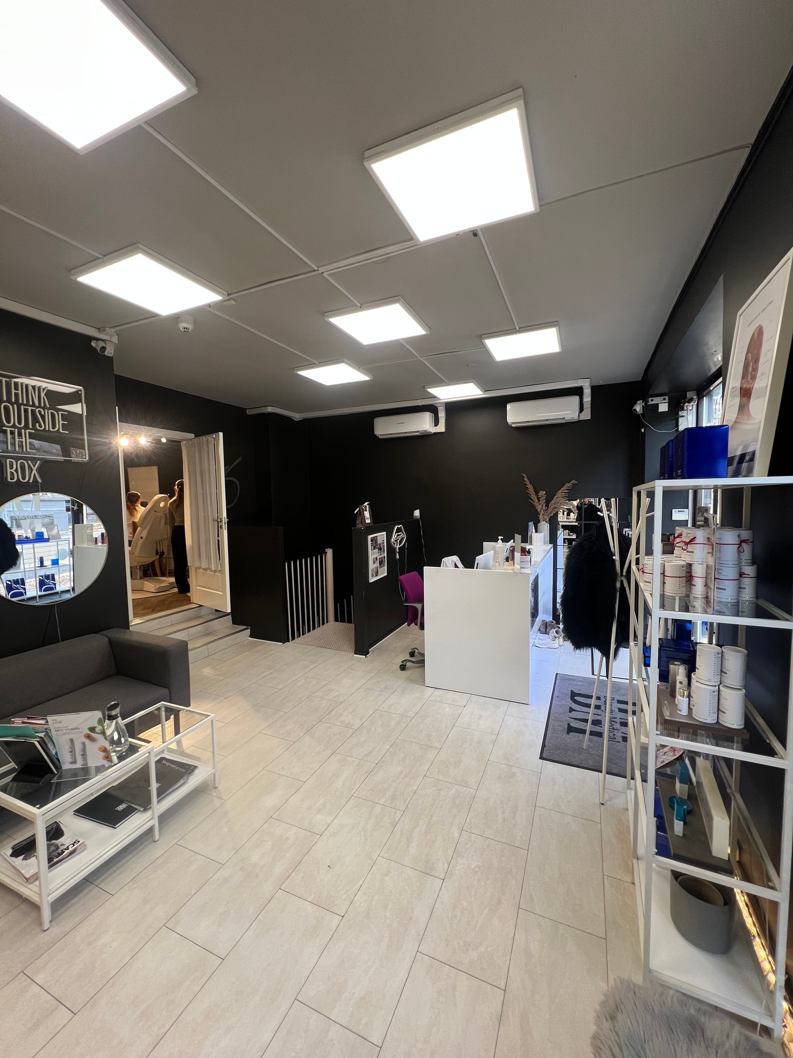 Mange muligheter: Stort inngangsparti/ resepsjonsområde Galleribilde