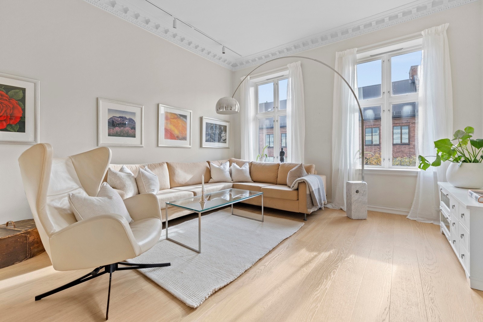 Her er det god plass til en innbydende sofagruppe og tilhørende møblement, ideelt for både rolige kvelder og hyggelige sammenkomster. Galleribilde