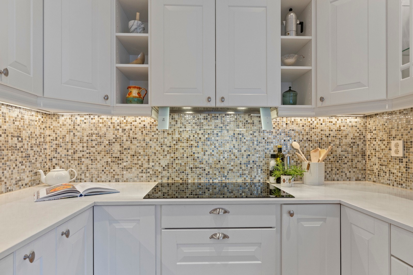 De profilerte frontene gir rommet et tidløst og eksklusivt preg, mens den solide benkeplaten i stein bidrar til både kvalitet og stil. Galleribilde