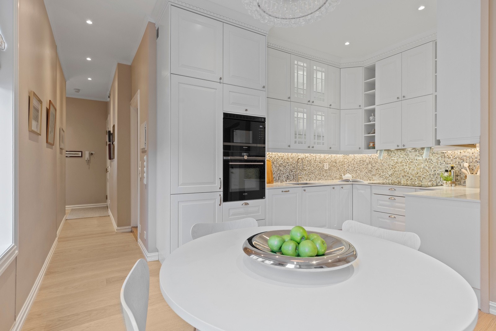 Et delikat og gjennomført kjøkken som inviterer til både matlaging og hyggelige stunder! Galleribilde